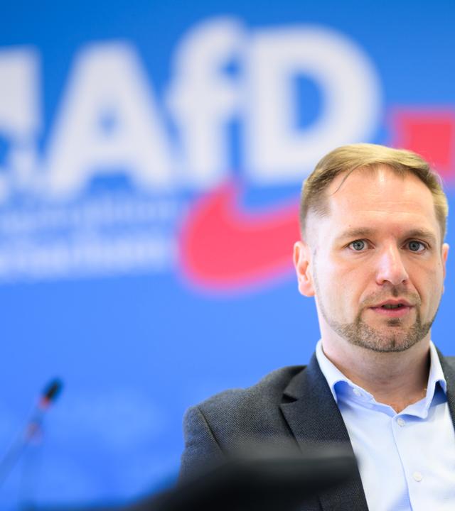 Niedersachsen, Hannover: Stephan Bothe, Landtagsabgeordneter und stellvertretender Landesvorsitzender der AfD Niedersachsen, spricht bei einem Interview. Archivbild