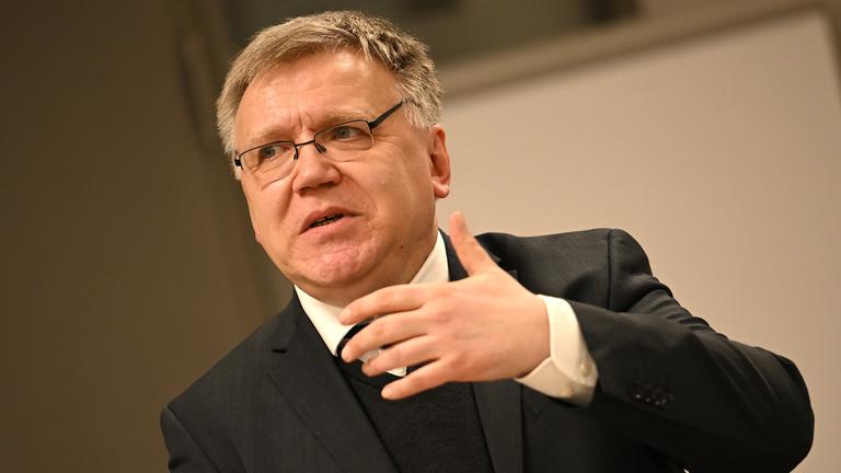 Stephan Bröchler, Berliner Landeswahlleiter, spricht bei einer Pressekonferenz über die Teil-Wiederholungswahl zum Deutschen Bundestag im Februar 2024.