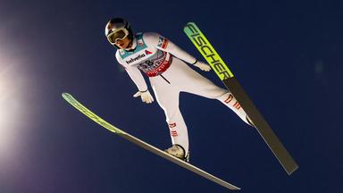 Der deutsche Skispringer Stephan Embacher befindet sich im Flug beim FIS Ski Jumping World Cup 2025 in Engelberg