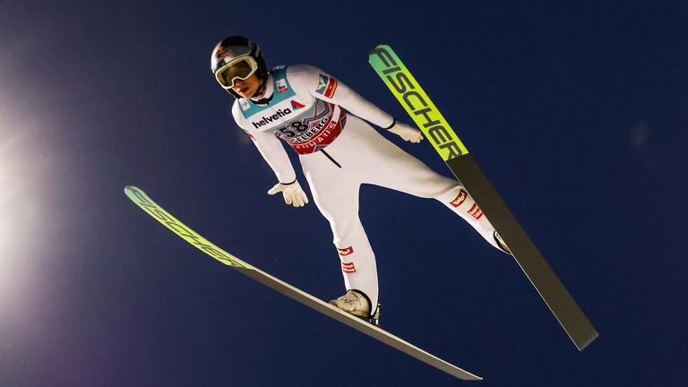 Der deutsche Skispringer Stephan Embacher befindet sich im Flug beim FIS Ski Jumping World Cup 2025 in Engelberg