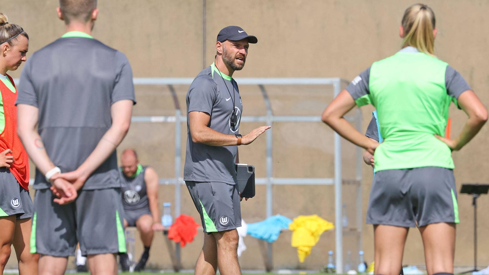 Trainer der WfL Wolfsburg Frauenfußballteams Stephan Lerch beim Training mit einer Spielerinnen am 04.07.2025.