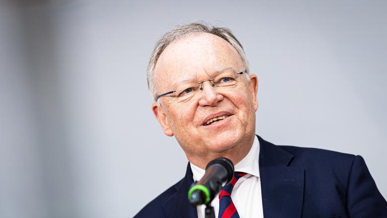 Niedersachsen, Hannover: Stephan Weil (SPD), Ministerpräsident von Niedersachsen, spricht während einer Pressekonferenz im Kurt-Schumacher-Haus. 