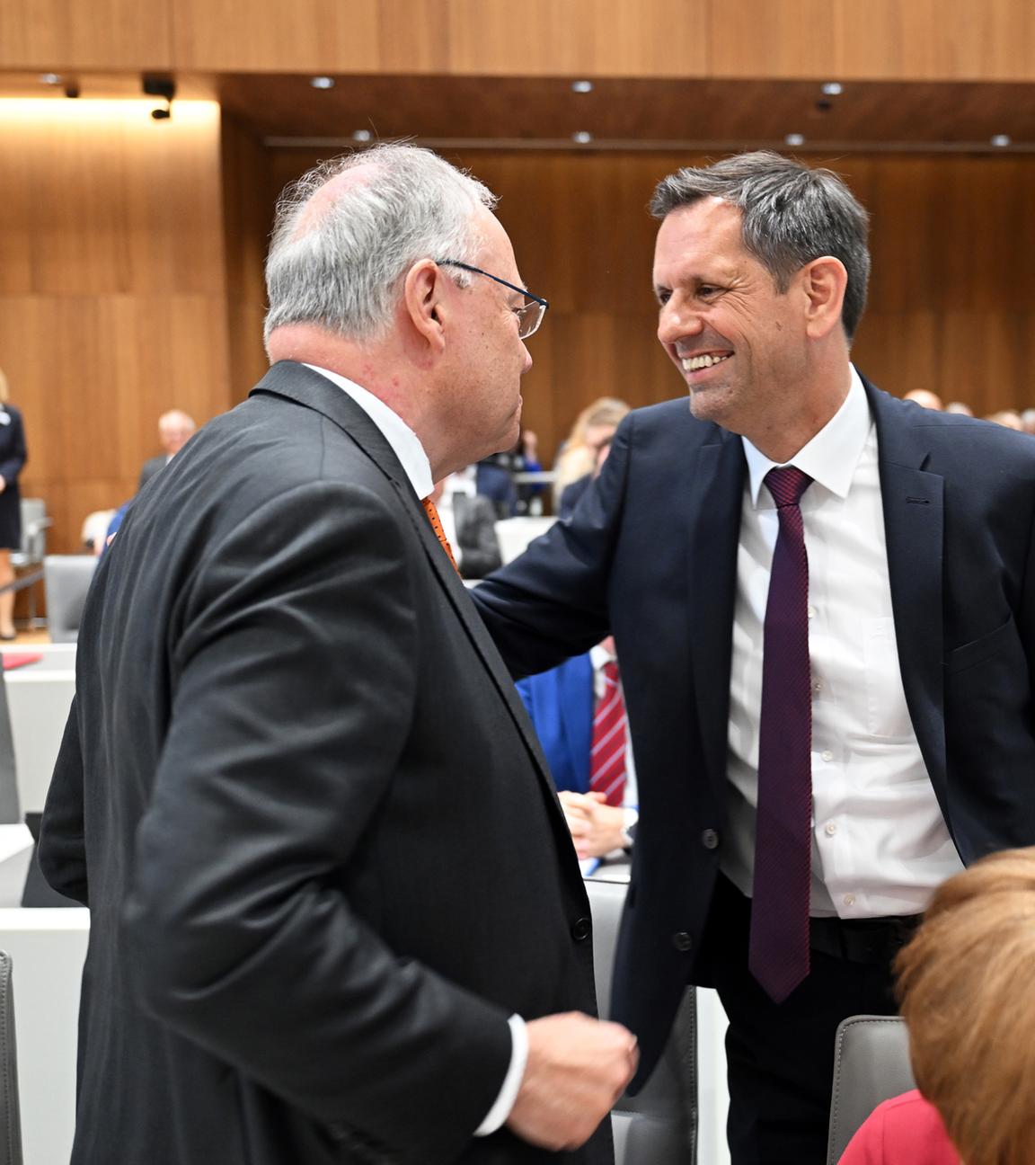 Niedersachsen, Hannover: Stephan Weil (SPD, l), scheidender Ministerpräsident von Niedersachsen, und Olaf Lies (SPD), designierter Ministerpräsident von Niedersachsen