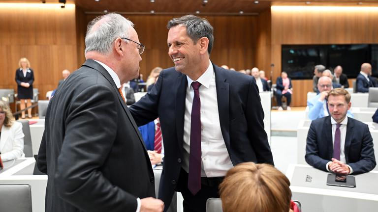 Niedersachsen, Hannover: Stephan Weil (SPD, l), scheidender Ministerpräsident von Niedersachsen, und Olaf Lies (SPD), designierter Ministerpräsident von Niedersachsen