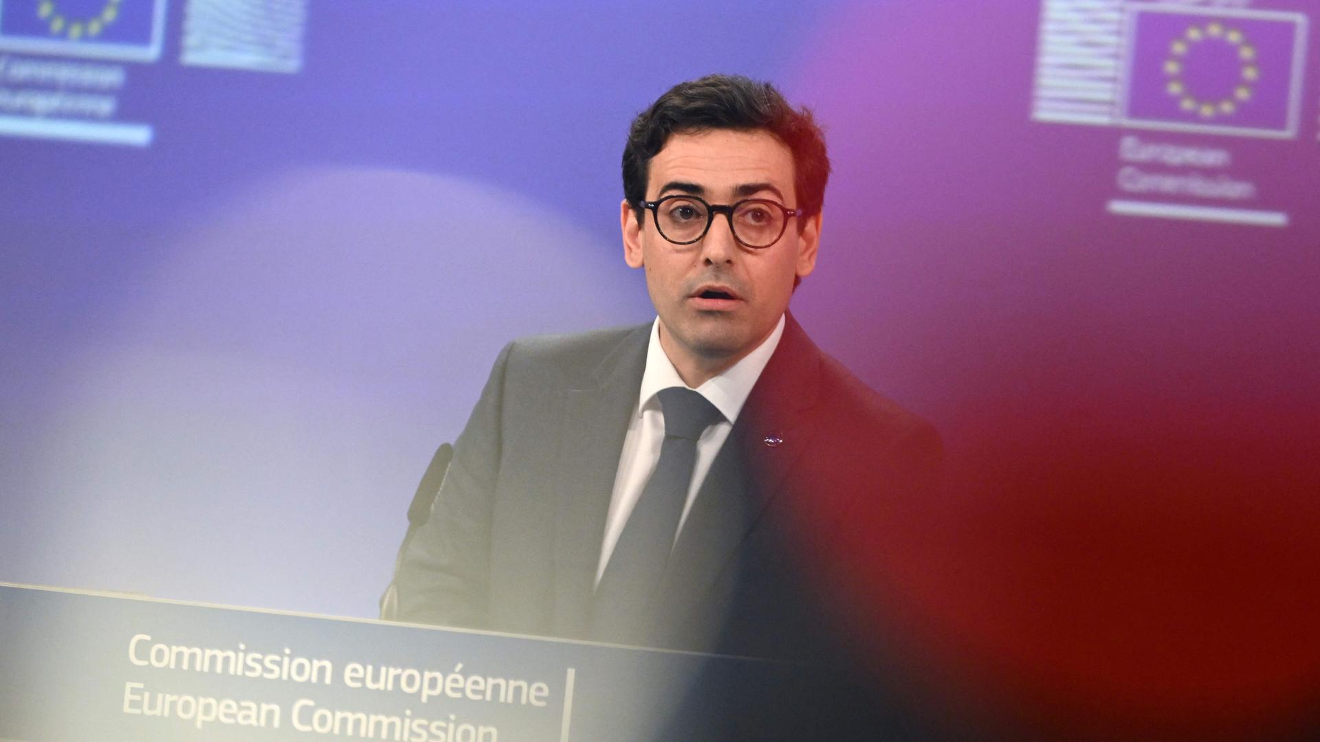 Stéphane Séjourné stellt am 4. März 2026 in Brüssel den „Industrial Accelerator Act“ der EU bei einer Pressekonferenz in der EU-Kommission vor.