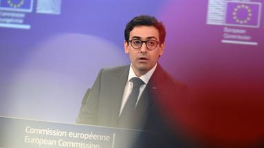 Stéphane Séjourné stellt am 4. März 2026 in Brüssel den „Industrial Accelerator Act“ der EU bei einer Pressekonferenz in der EU-Kommission vor.