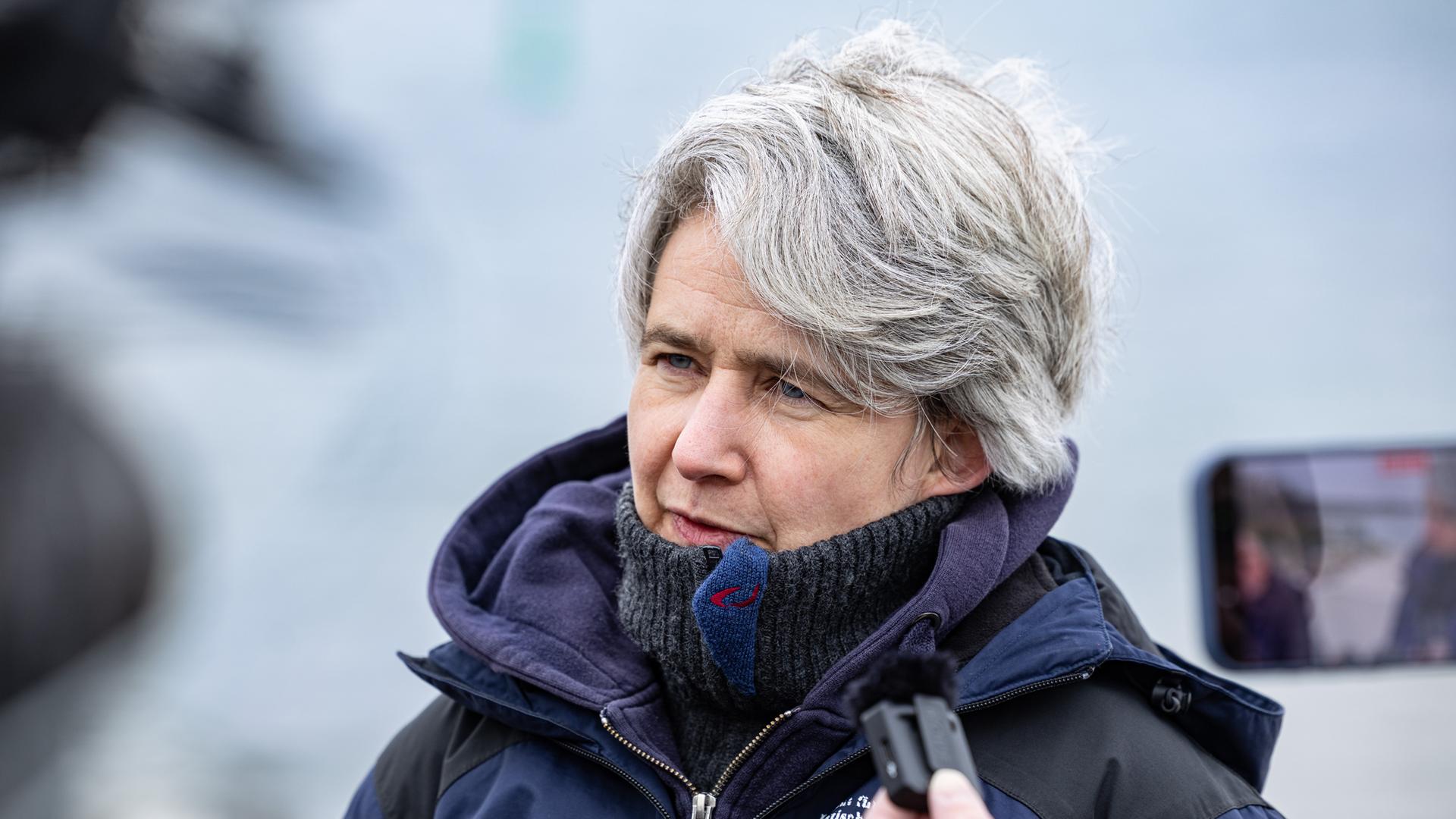 Stephanie Groß vom Institut für Terrestrische und Aquatische Wildtierforschung (ITAW) beantwort Fragen von Pressevertretern am 24.03.2026 in Timmendorf. 