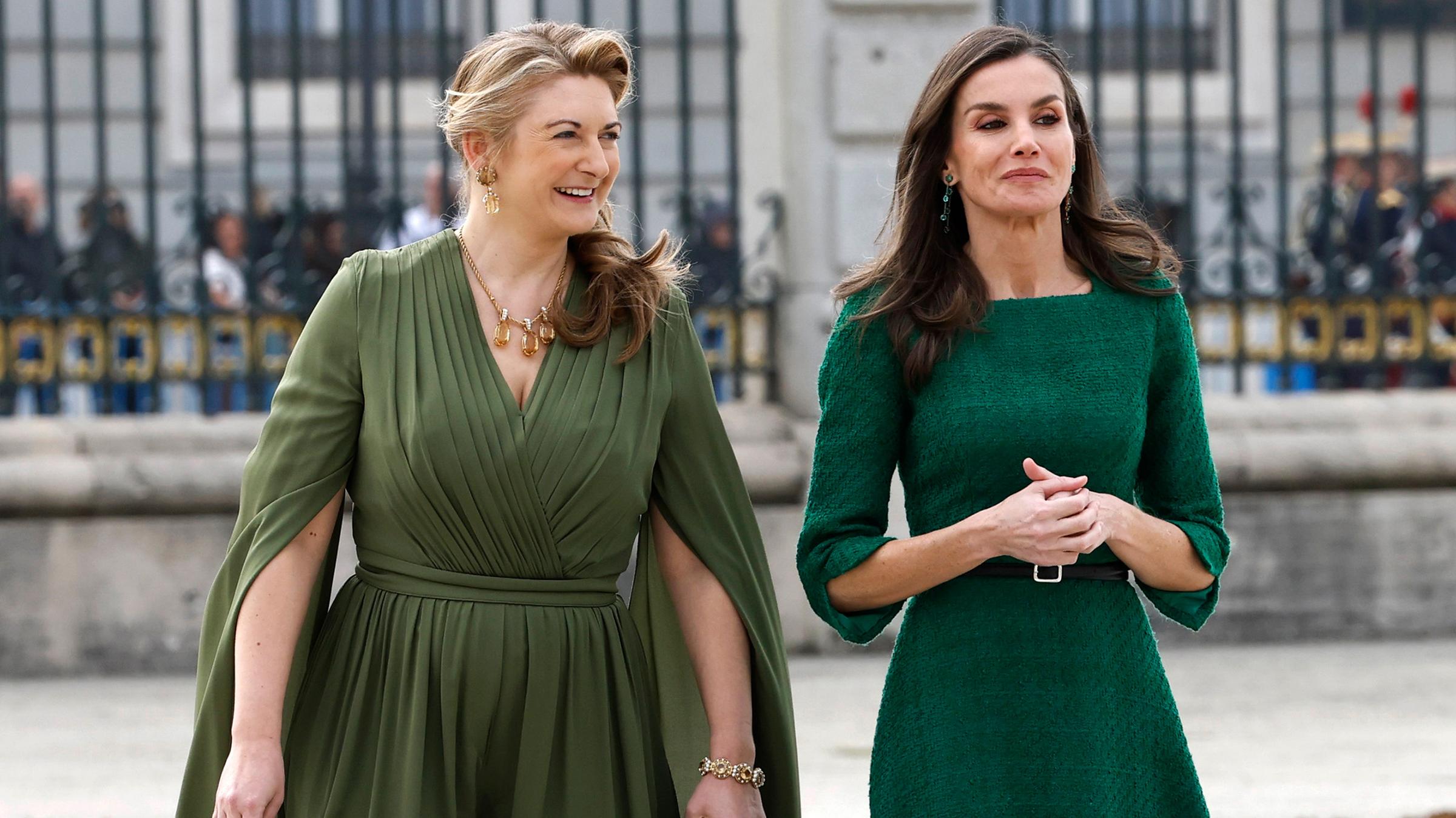 Herzogin Stéphanie von Luxenburg (links) und Königin Letizia von Spanien (rechts) posieren in eleganten grünen Kleidern.