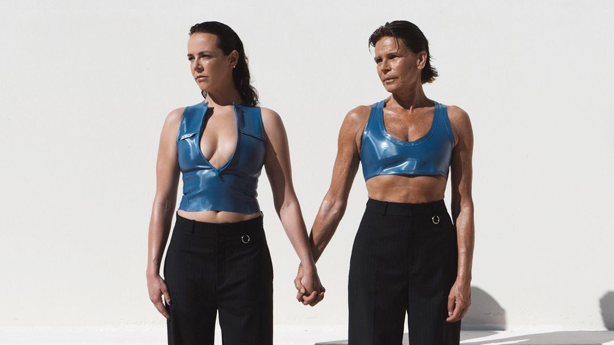 Stéphanie von Monaco Hand in Hand mit Tochter Pauline auf einem Werbefoto for das Modelabel alterdesigns