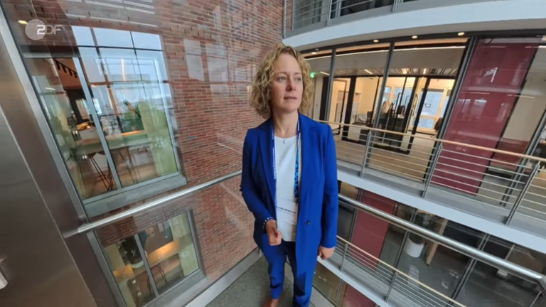 Stephanie Wehner im Aufzug