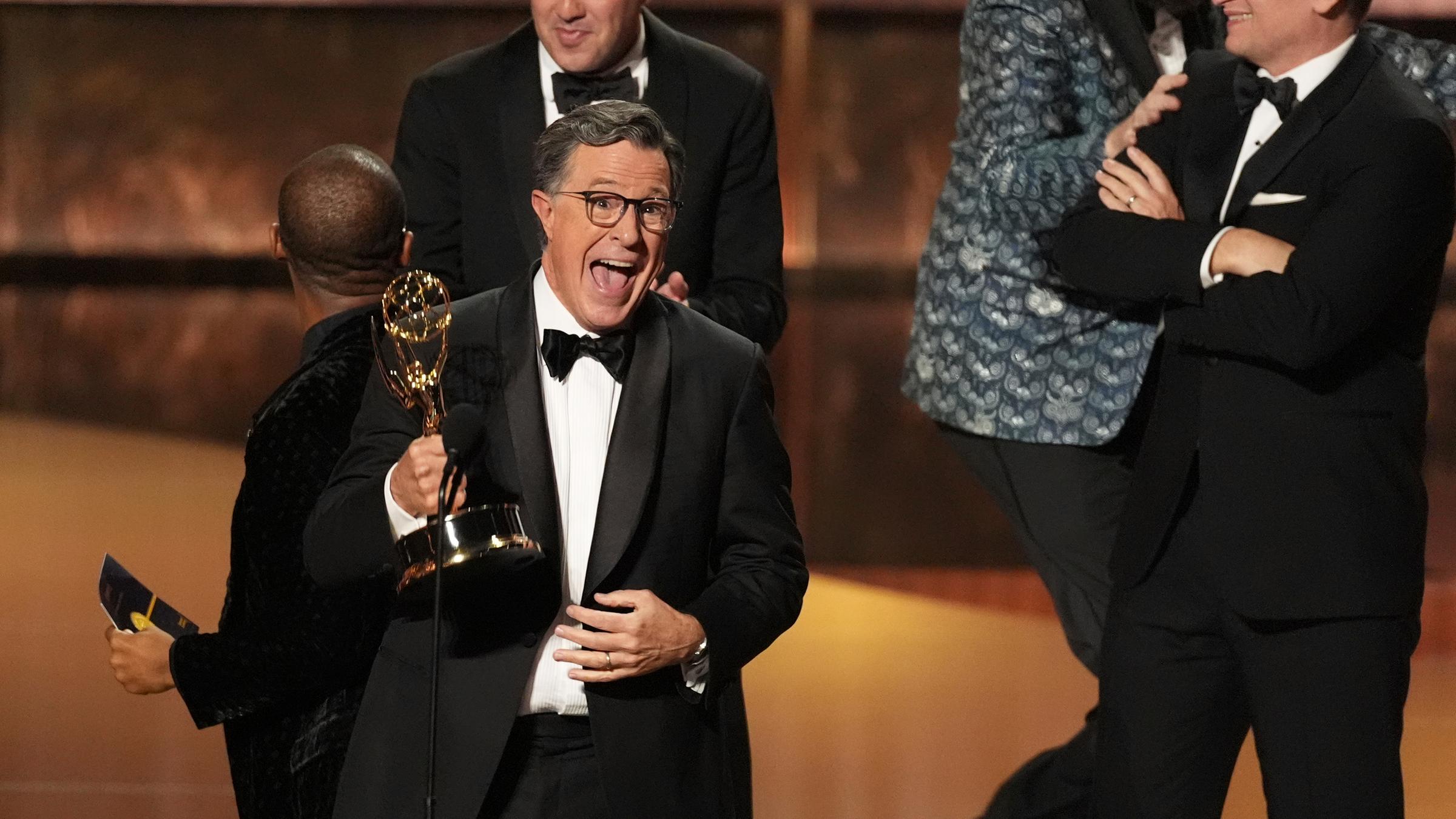Comedian Stephen Colbert nimmt einen Emmy entgegen. 