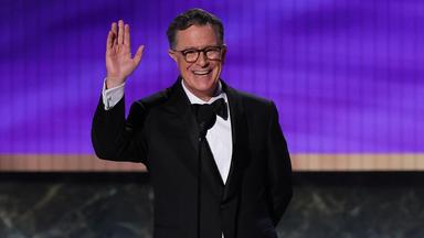 Der US-Komiker Stephen Colbert spricht am 14.09.2025 auf der Bühne während der 77. Primetime Emmy Awards im Peacock Theatre im LA Live in Los Angeles. 