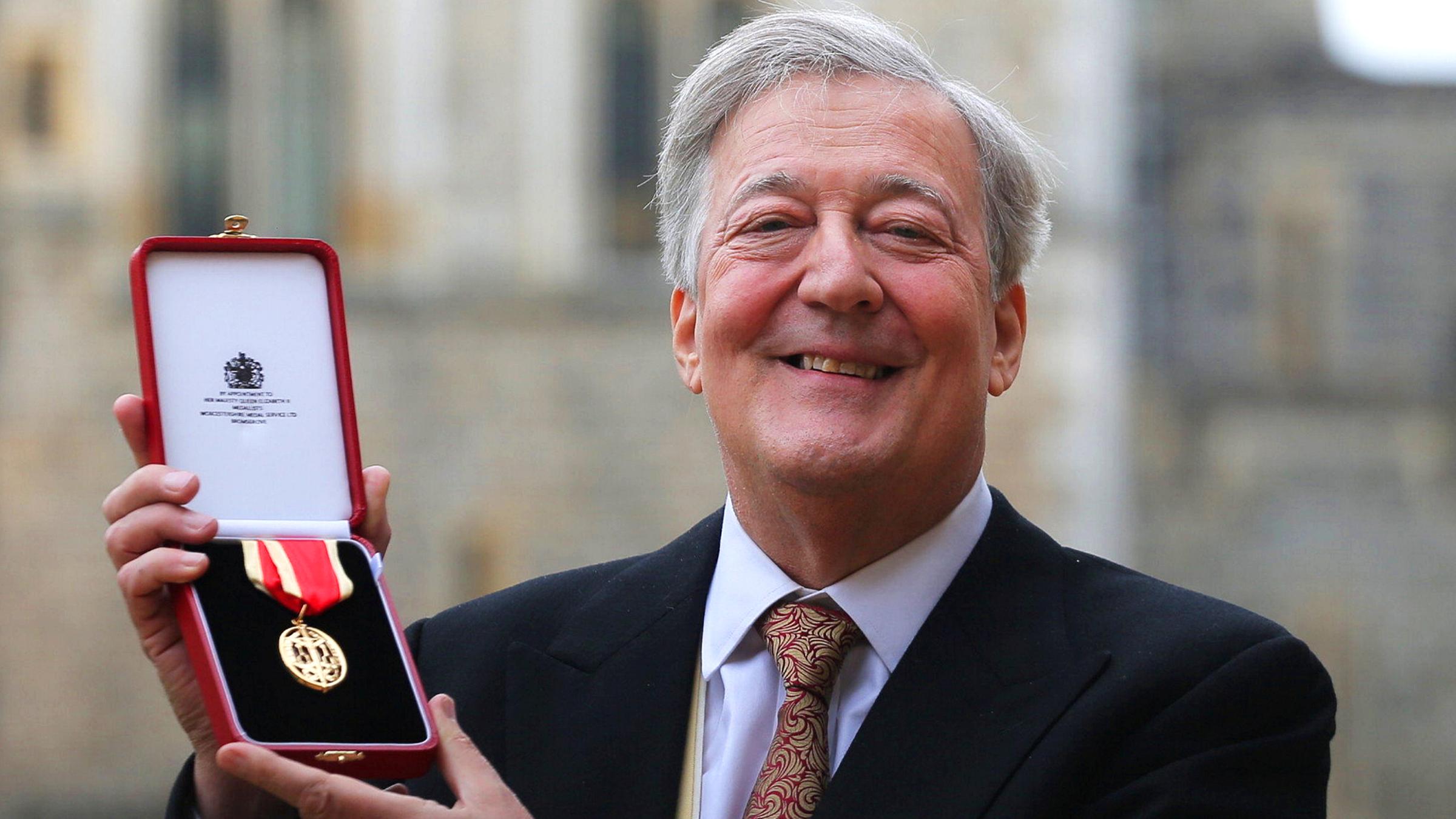 Stephen Fry mit einer Medallie in London. Der britische Schauspieler ist zum Ritter geschlagen worden. 