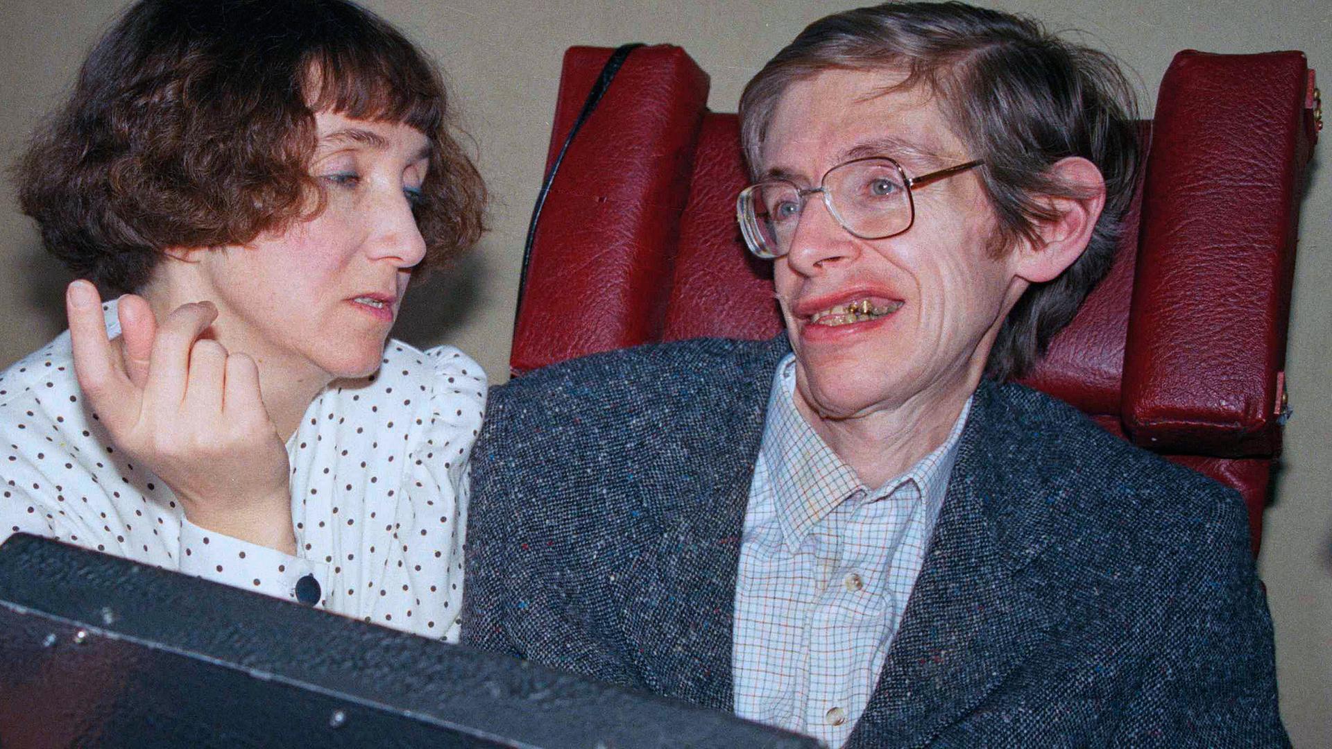 Archiv: Der britische Physiker Stephen Hawking beantwortet mit Hilfe eines Computers und seiner damaligen Frau Jane fragen von Journalisten