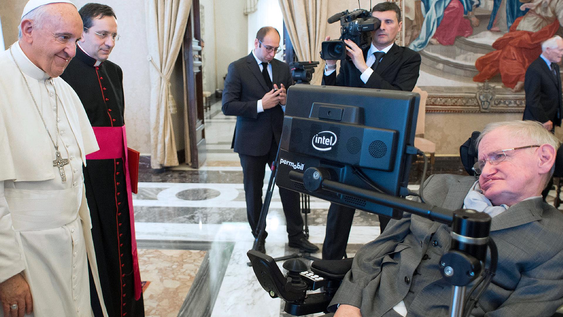 Archiv: Papst Franziskus begrüßt den britischen Physiker Stephen Hawking (r) bei einer Audienz im Vatikan