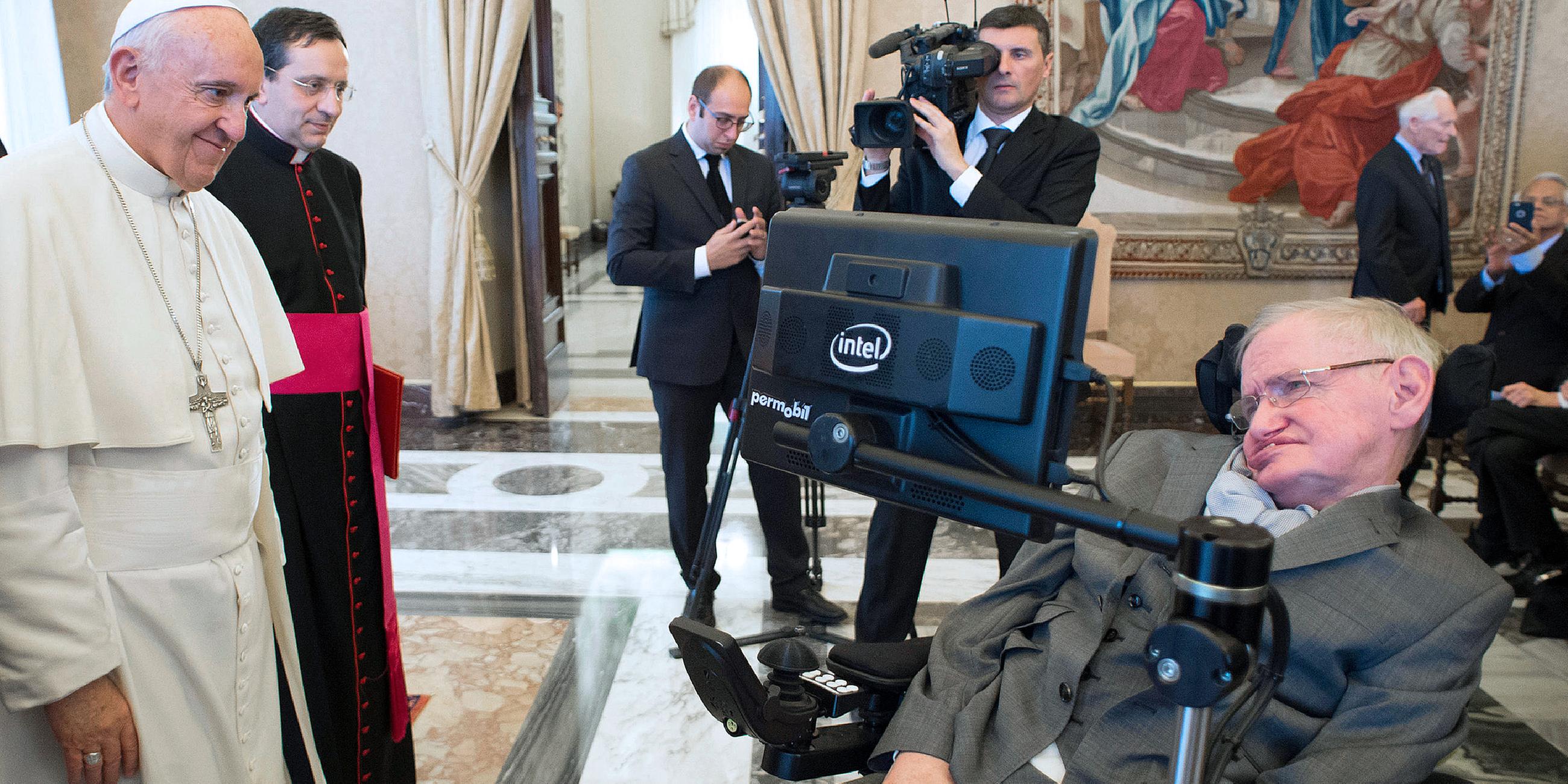 Archiv: Papst Franziskus begrüßt den britischen Physiker Stephen Hawking (r) bei einer Audienz im Vatikan