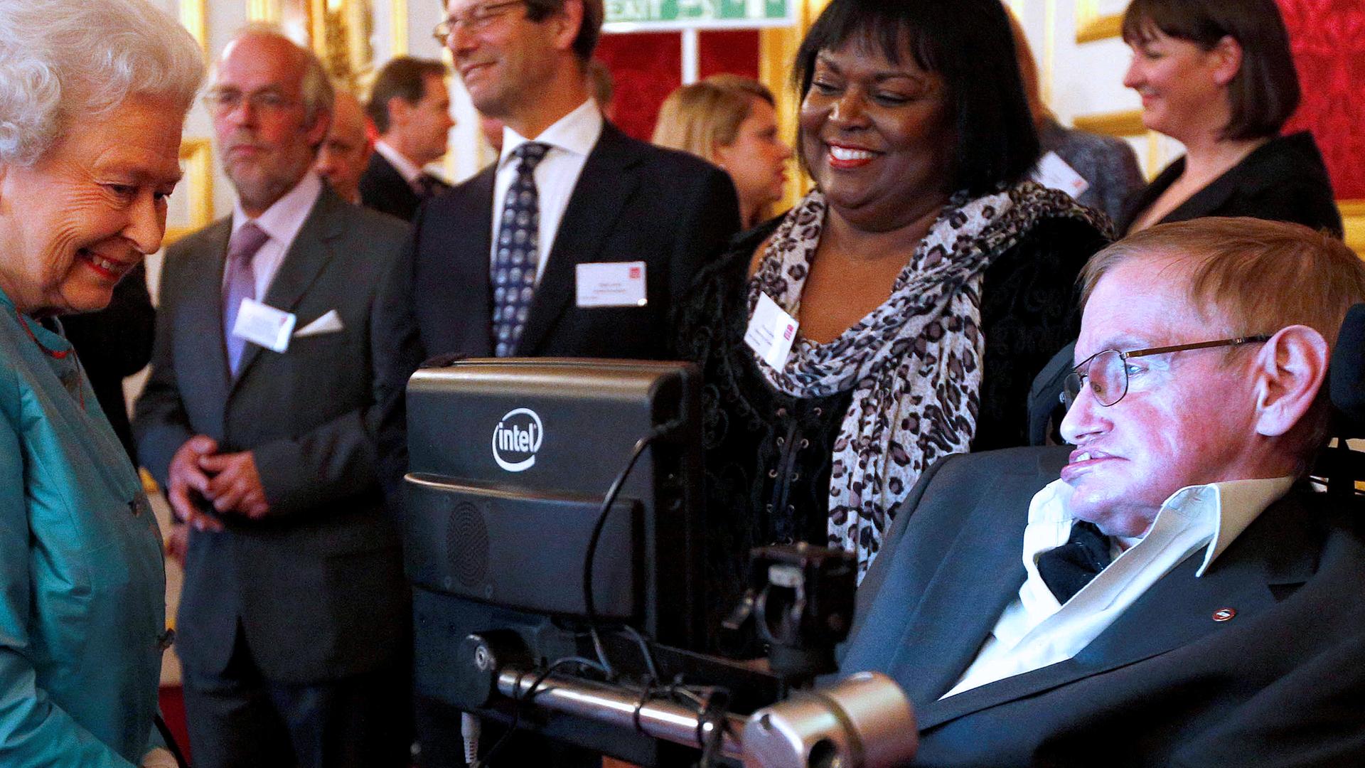 Archiv: Stephen Hawking und Queen Elizabeth, aufgenommen am 29.05.2014