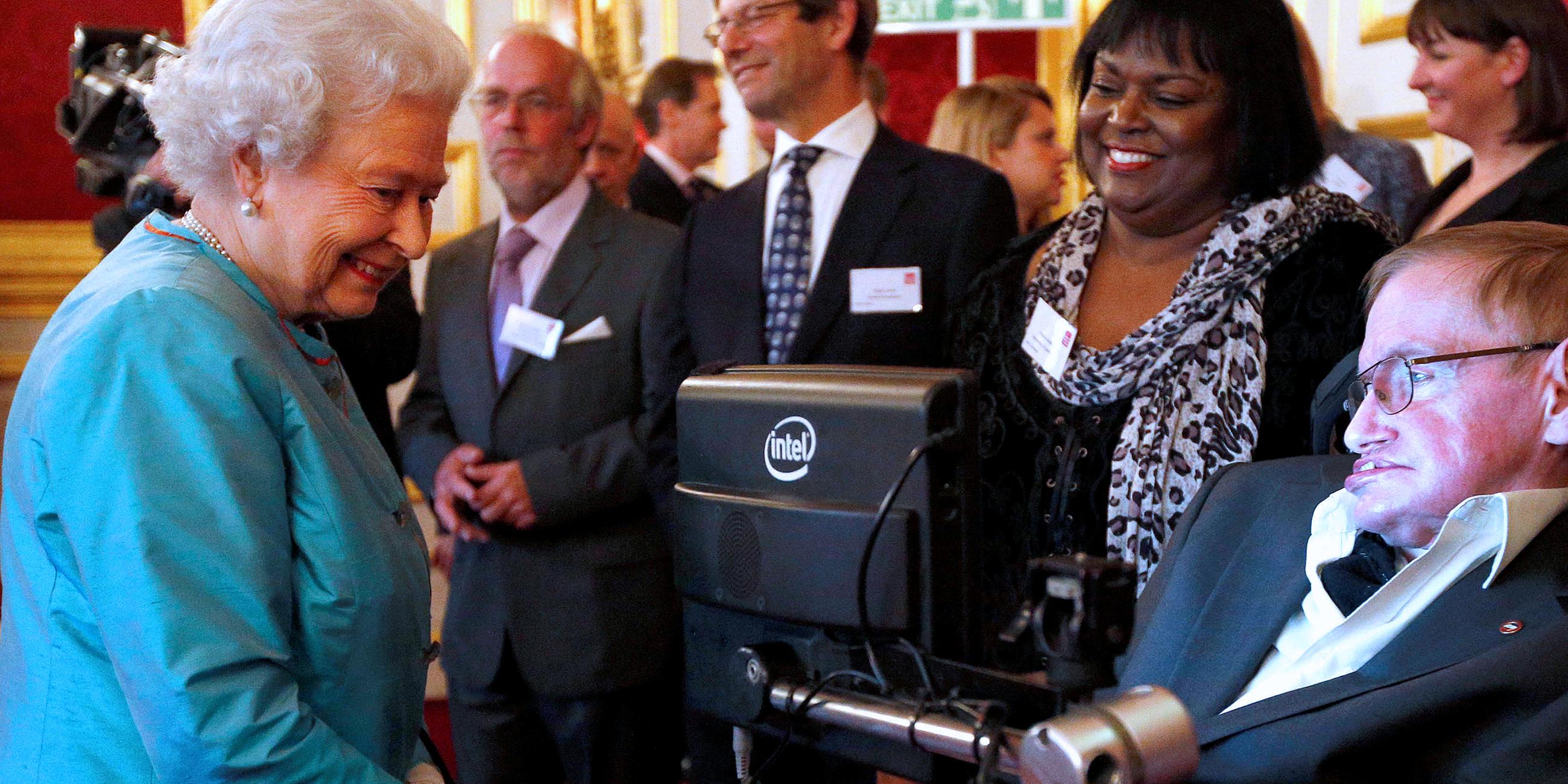 Archiv: Stephen Hawking und Queen Elizabeth, aufgenommen am 29.05.2014