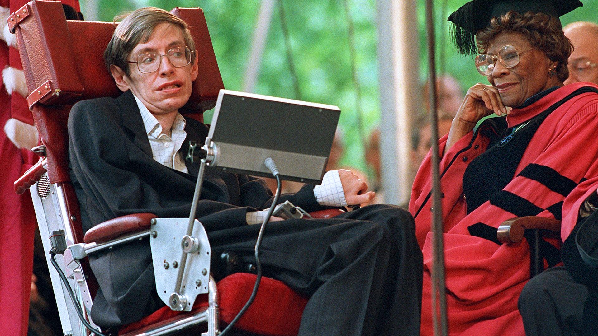 Archiv: Der britische Astrophysiker Stephen Hawking und die First Lady of Jazz Ella Fitzgerald werden mit der Ehrendoktorwürde der Universität Harvard ausgezeichnet