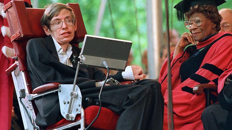 Archiv: Der britische Astrophysiker Stephen Hawking und die First Lady of Jazz Ella Fitzgerald werden mit der Ehrendoktorwürde der Universität Harvard ausgezeichnet