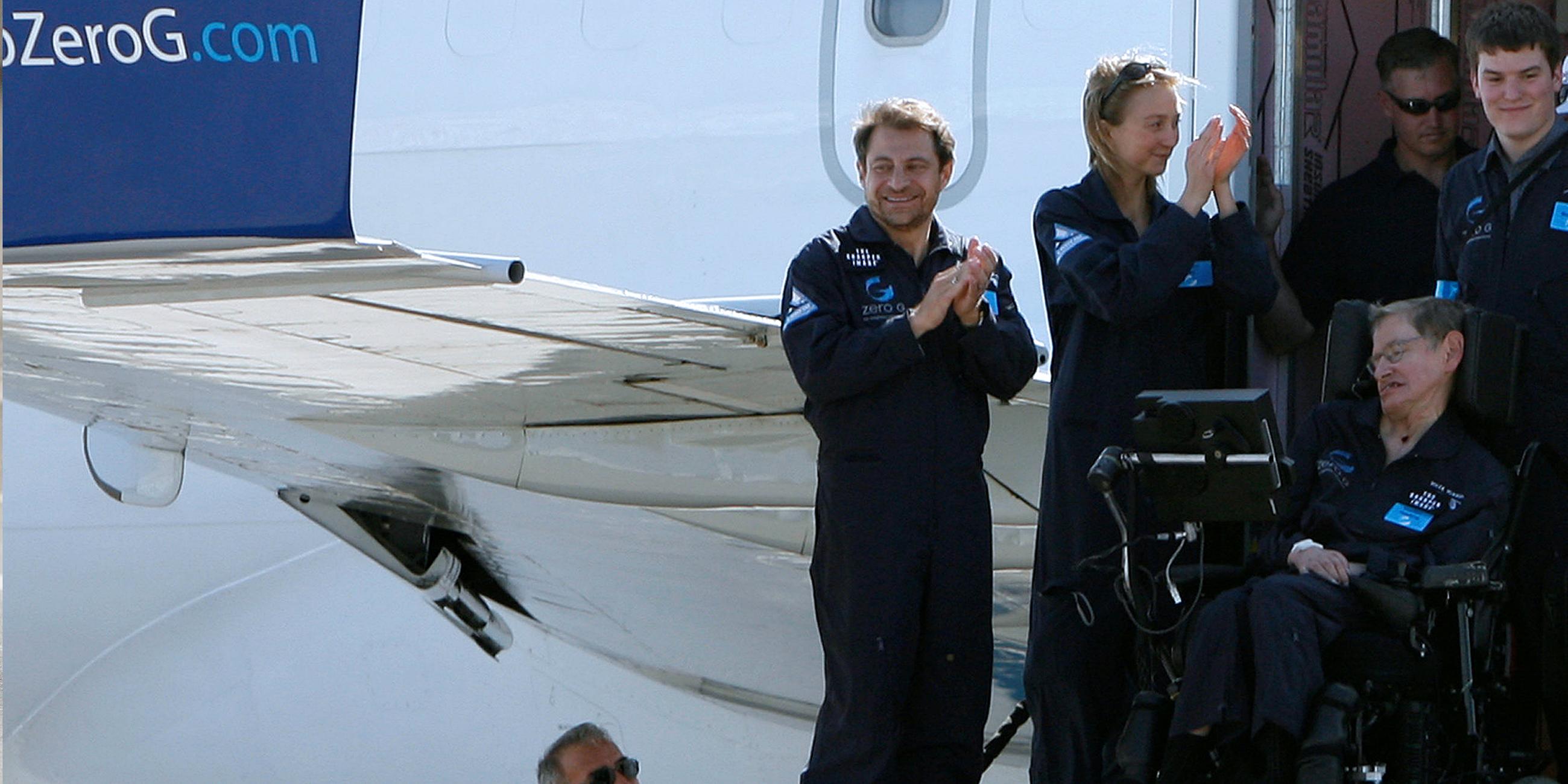 Archiv: Stephen Hawking nach seinem Flug am Kennedy Space Center in Cape Canaveral, Florida