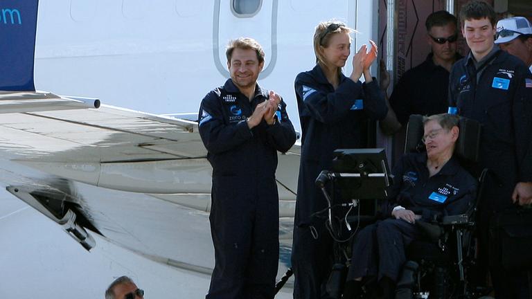 Archiv: Stephen Hawking nach seinem Flug am Kennedy Space Center in Cape Canaveral, Florida