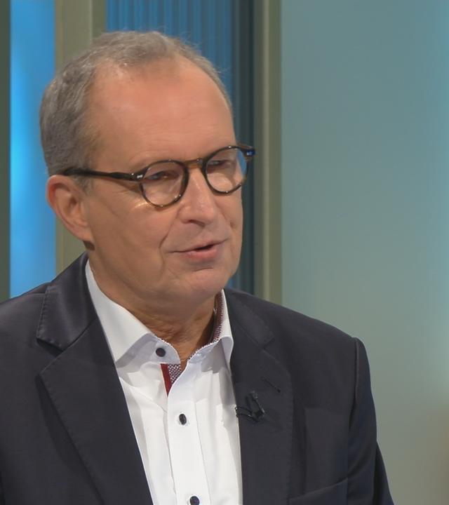 Arzt und Medizinjournalist Dr. Christoph Specht am Tisch