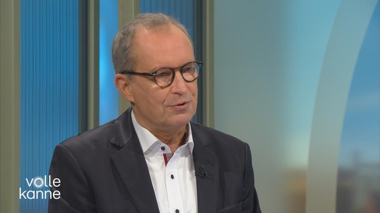 Arzt und Medizinjournalist Dr. Christoph Specht am Tisch