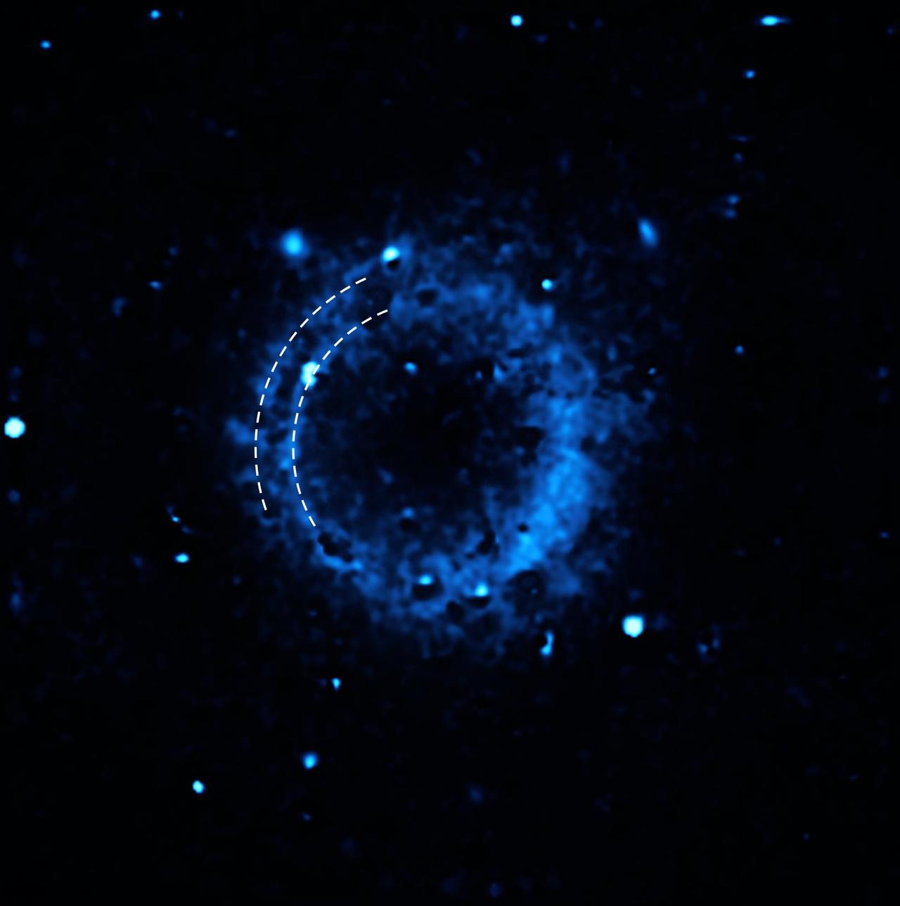 Zwei blaue Ringe zeigen die Verteilung von Kalzium nach der doppelten Explosion des Sterns.