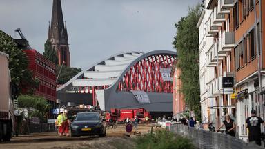Hamburg: Der Rohbau der neuen Sternbrücke an ihrem Bestimmungsort an der Kreuzung Stresemannstraße/Max-Brauer Allee.