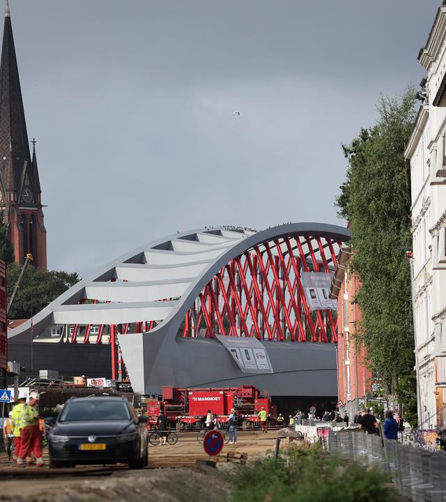 Hamburg: Der Rohbau der neuen Sternbrücke an ihrem Bestimmungsort an der Kreuzung Stresemannstraße/Max-Brauer Allee.