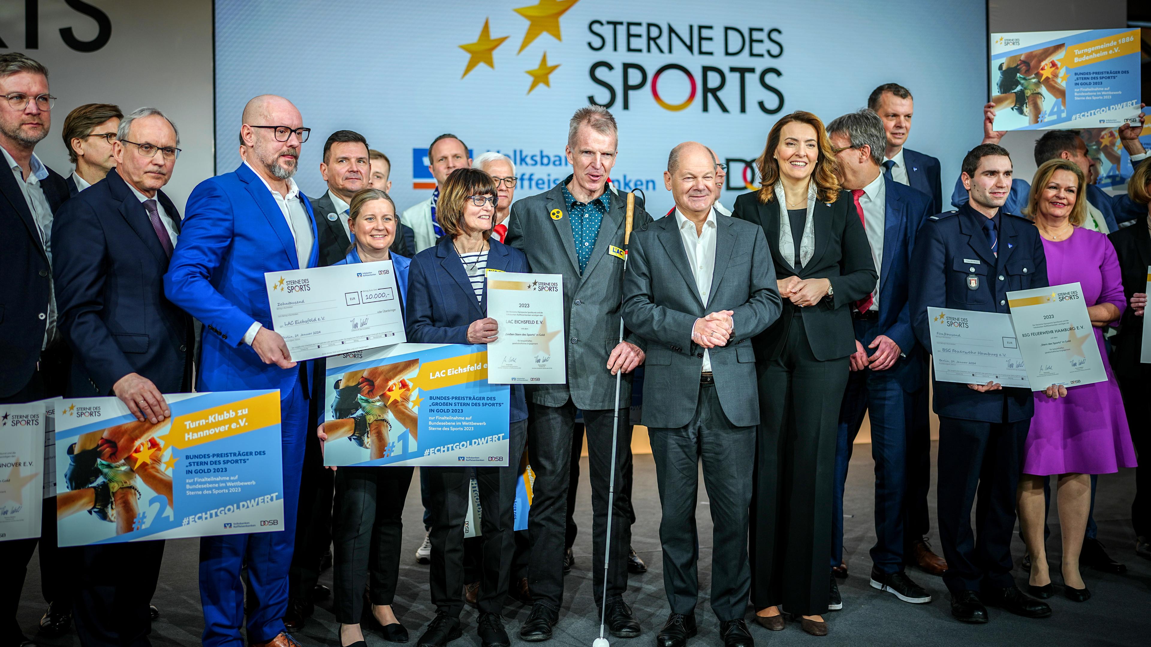 Bundeskanzler Olaf Scholz mit den Preisträgern bei der Verleihung der Sterne des Sports