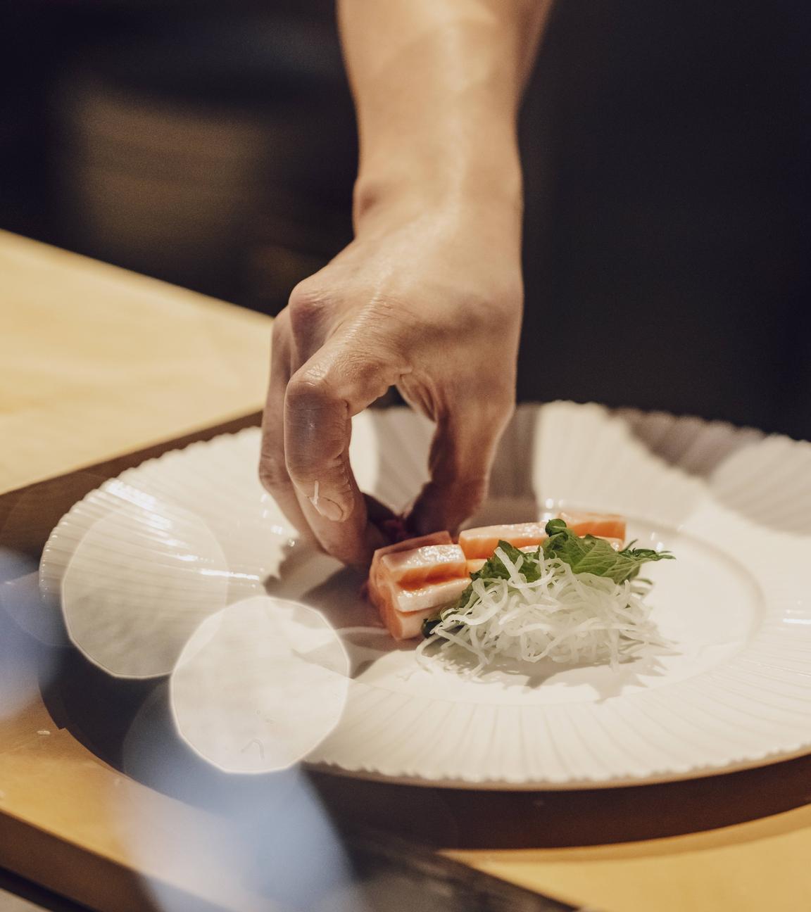 Ein japanisches Gericht wird in einer Restaurantküche am 29.11.2023 in Limburg zubereitet.