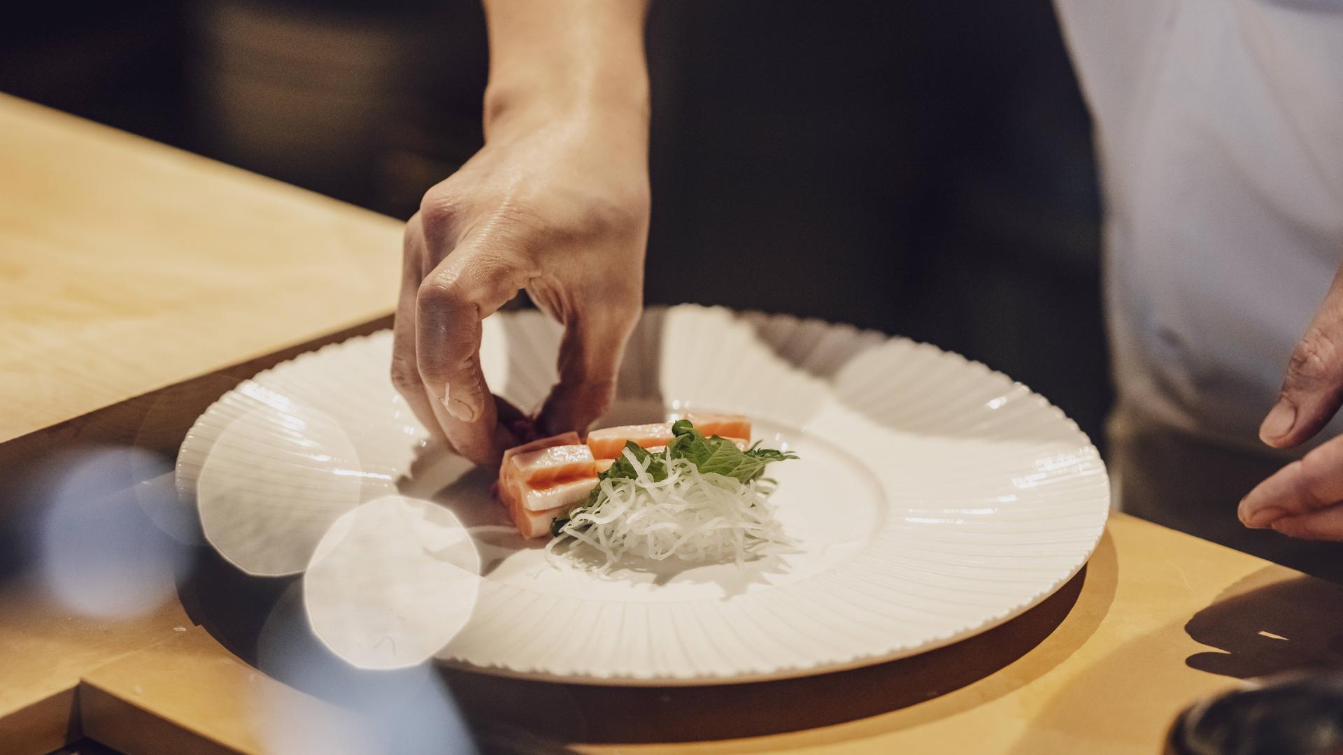 Ein japanisches Gericht wird in einer Restaurantküche am 29.11.2023 in Limburg zubereitet.