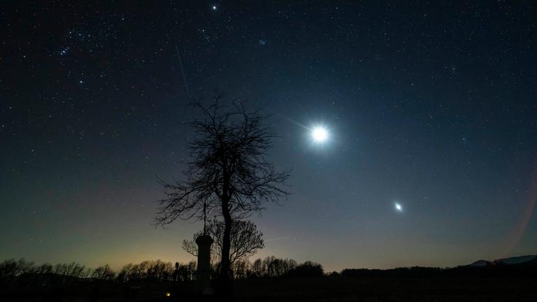 Ungarn, Salgotarjan: Die Planeten Jupiter (l-r), Mond und Venus sind am 3. März 2025 von Salgotarjan in Ungarn aus in einer Reihe nebeneinander am Himmel zu sehen.
