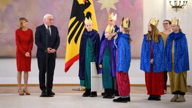 Bundespräsident Frank-Walter Steinmeier und seine Frau Elke Büdenbender empfangen Sternsinger im Schloss Bellevue.