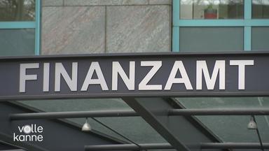 Schriftzug "Finanzamt" auf Gebäude