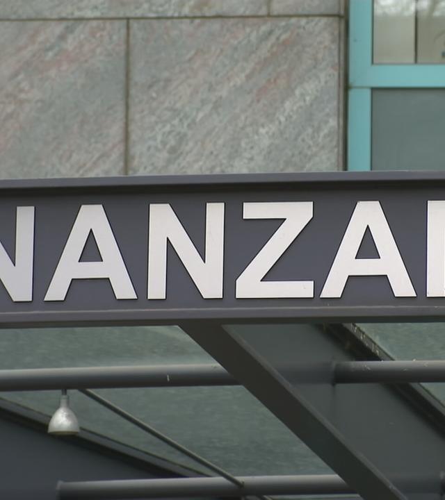 Schriftzug "Finanzamt" auf Gebäude