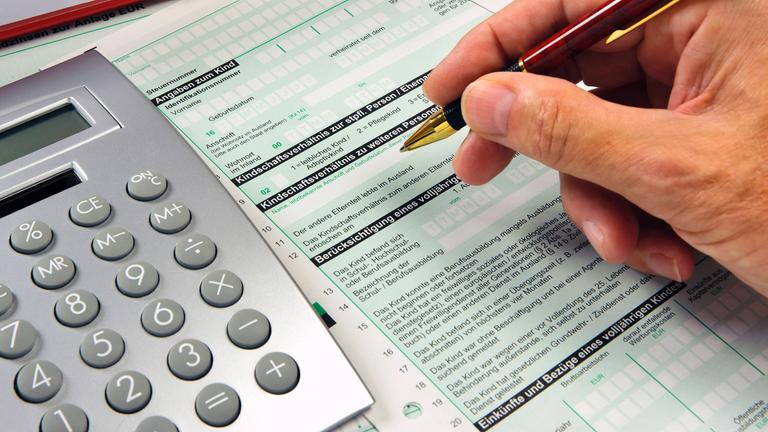  Steuererklärung wird ausgefüllt
