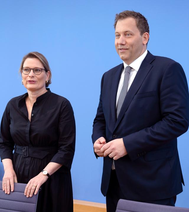 Bundesjustinministerin Hubig und Bundesfinanzminister Klingbeil stellen den Aktionsplan zur Bekämpfung von Steuer- und Finanzkriminalität vor.
