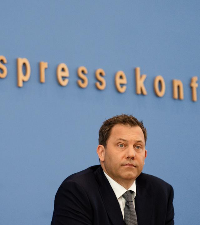 Bundesjustinministerin Hubig und Bundesfinanzminister Klingbeil stellen den Aktionsplan zur Bekämpfung von Steuer- und Finanzkriminalität vor.