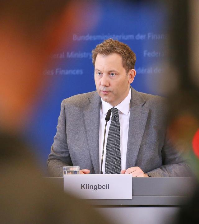 Bundesminister der Finanzen Lars Klingbeil (SPD) am Rednerpult