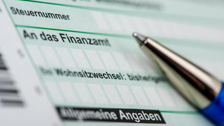 Formular für die Steuererklärung in Papierform mit Kugelschreiber