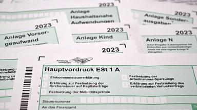 Formulare zur Steuererklärung sind zu sehen.