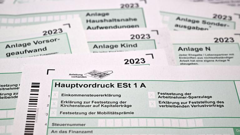 Formulare zur Steuererklärung sind zu sehen.