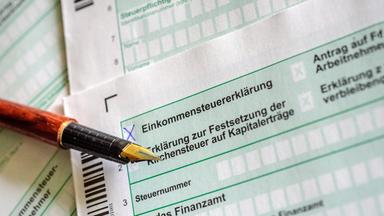 Berlin: Steuerformulare und Füllfederhalter liegen auf einem Tisch. Archivbild