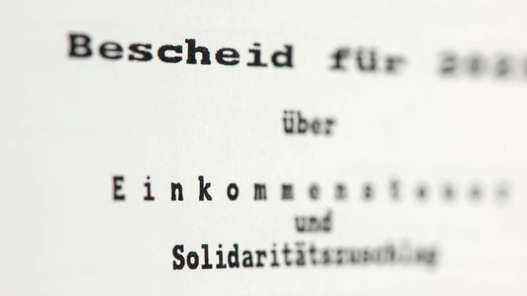 Steuerbescheid vom Finanzamt zur Einkommenssteuer.