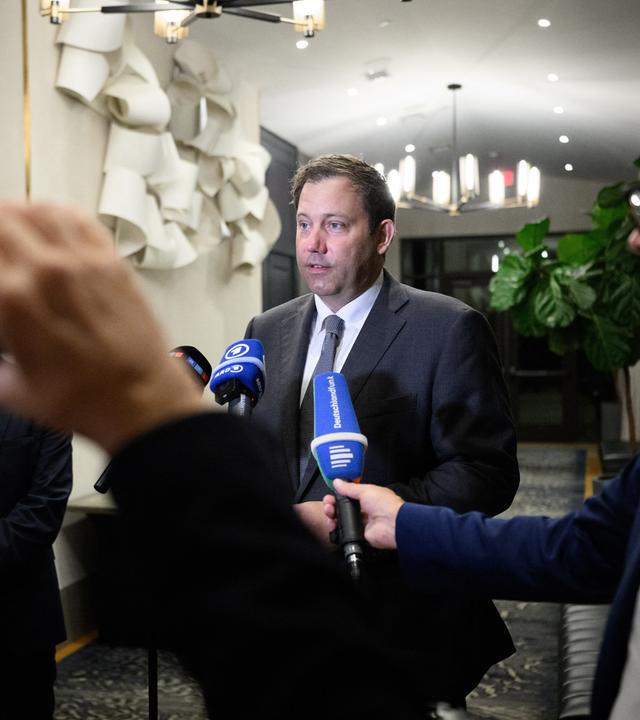 Lars Klingbeil (SPD), Bundesminister der Finanzen, äußert sich in einem Hotel in Greenville (USA) zur Steuerreform der Bundesregierung. 