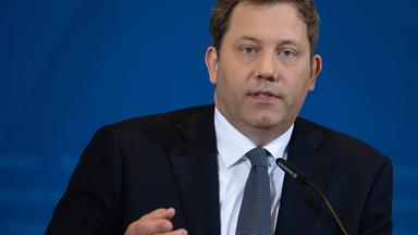 Bundesfinanzminister Lars Klingbeil (SPD) spricht während der Pressekonferenz zu den Ergebnissen der aktuellen Steuerschätzung.