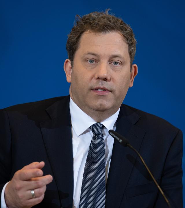 Bundesfinanzminister Lars Klingbeil (SPD) spricht während der Pressekonferenz zu den Ergebnissen der aktuellen Steuerschätzung.